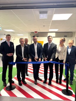 Symbolischer Scherenschnitt zur Einweihung der Radiologie.jpg