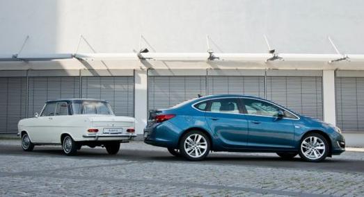 Fünfzig Jahre liegen zwischen dem Opel Kadett A (links) und der viertürigen Astra Limousine. Beide Fahrzeuge stehen für die eindrucksvolle Tradition von Opel-Limousinen in der Kompaktklasse. Die neue Astra Limousine feiert auf dem Automobilsalon in Moskau (29. August – 9. September 2012) ihre Weltpremiere. 1962 legte der Kadett A den Grundstein für die Erfolgsgeschichte von Opel bei kompakten Limousinen