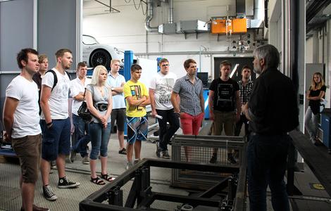 Beim Bewerberinfotag konnten Gäste der Hochschule Osnabrück
sich vor Ort von der modernen Ausstattung der Labore überzeugen. Der
wissenschaftliche Mitarbeiter Heinrich Munsberg (2.v.r.) erklärte, dass
Studierende viele Praktika absolvieren und später auch in
Forschungsprojekten mitwirken können