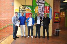 Vertreter von Fuchs + Möller und der Konrad-Duden-Realschule stellten sich nach Unterschrift der Kooperationsvereinbarung dem Fotografen (von links): Oliver Hörrle, Handwerkskammer; Andreas Lang, Orthopädietechnikermeister, Fuchs + Möller; Tobias Laumann, Fuchs + Möller; Lars Hoffmann, Konrektor Konrad-Duden-Realschule; Steffen Padberg, Begleiter Berufsorientierung der Konrad-Duden-Realschule / Bild: Handwerkskammer