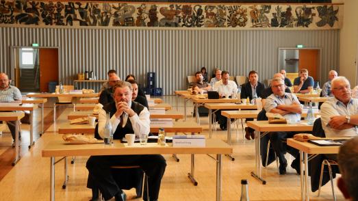 In diesem Jahr fand die Sommer-Vollversammlung der Handwerkskammer Reutlingen aufgrund der hygienerechlichen Bestimmungen und unter Ausschluss der Öffentlichkeit in der HAP-Grieshaber-Halle in Eningen statt