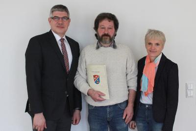 Mit einer Urkunde und den besten Wünschen für den neuen Lebensabschnitt verabschiedeten Landrat Manfred Görig und Amtsleiterin Dr. Maria Dolderer-Litmeyer den amtlichen Tierarzt Wilhelm Raabe in den Ruhestand. Foto: Gaby Richter