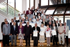 Auf dem Foto sind die Goldenen Meister 2011 aus Mannheim und Umgebung zusammen mit Präsident Walter Tschischka (mitte), Vizepräsident Alois Jöst (2. Reihe, rechts), Vizepräsident Martin Sättele (1. Reihe, links), Ehrenvizepräsident Gerhard Höfler sowie der stellvertretende Hauptgeschäftsführer Jens Brandt (zweite Reihe, links) und die Obermeisterinnen und Obermeistern der geehrten Berufe zu sehen