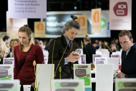 Prüfende Blicke am Neuheitenstand: Rund 700 Produkte präsentieren Aussteller aus knapp 100 Ländern in diesem Jahr bei den Messen Biofach und Vivaness in Nürnberg. Foto: obx-news/NürnbergMesse