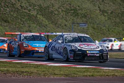 Ähnlich kämpften die beiden Porsche-Piloten Larry ten Voorde (25) und Dylan Pereira (2) im Carrera Cup Deutschland um den Titel - mit dem besseren Ende für ten Voorde