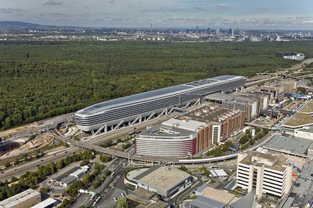 Auf 86 Stützen scheint das stromlinienförmige Gebäude "The Squaire" über dem ICE-Bahnhof des Frankfurter Flughafens zu schweben / Foto: JOI-Design, Hamburg