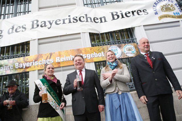 Hopfenkönigin-Anna-Rossmeier_Staatsminister-Helmut-Brunner_-Bayer-Bierkönigin-Marlene-Speck.jpg