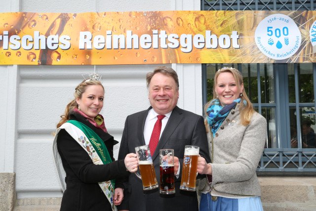 Hopfenkönigin-Anna-Rossmeier_Staatsminister-Helmut-Brunner_-Bayer-Bierkönigin-Marlene-Speck.jpg