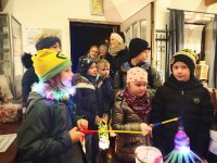 Kinder beim Martinisingen in der Bockwindmühle Dornum