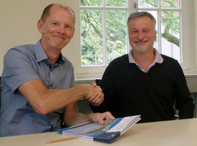 Treiben künftig die gebäudeintegrierte Lebensmittelproduktion nach dem inFARMING®-Konzept voran und unterzeichneten das Memorandum of Understanding: Volkmar Keuter (links) vom Institut Fraunhofer UMSICHT und Prof. Dr. Andreas Ulbrich von der Fakultät Agrarwissenschaften und Landschaftsarchitektur der Hochschule Osnabrück