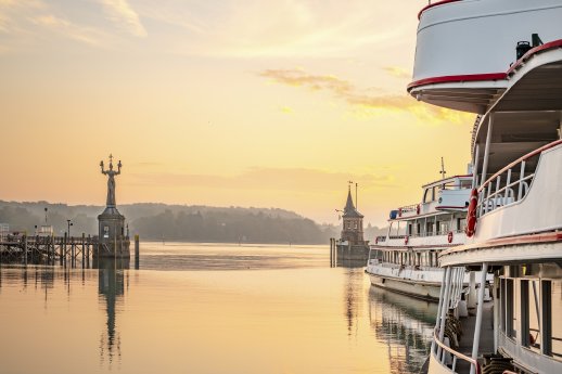 Konstanz-Hafeneinfahrt-Imperia-BSB-Schiffe-Abendrot_Herbst_Copyright_MTK-Dagmar-Schwelle.jpg