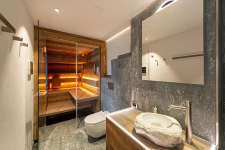 Das Highlight des neu gestalteten Badzimmers ist die maßgeschneiderte Sauna CASENA von KLAFS. Mit ihrer freischwebenden Winkelliege und der integrierten Glasfront zieht die CASENA zu Recht alle Blicke auf sich