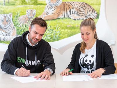 Unterzeichnung des Spendenscheck über 70.000 Euro an den WWF©Alexander Paul Brandes/WFF