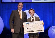 Im Rahmen der Meisterfeier 2013 wurde Friseurmeister Markus Nily (rechts) von Dr. Michael Düpmann (links), Vorstand der VR Bank Rhein-Neckar e.G. mit dem Preis für einen guten Start-Up in Höhe von 1500 € (Foto: Thomas, Mannheim)