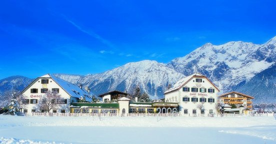 Alpenresort Schwarz_Hotelfront_Panorama_Winter.jpg