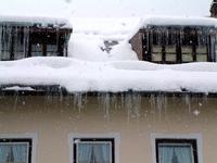 Schnee staut sich in der Dachrinne, taut ab und gefriert zu Eiszapfen. Hier muss der Hausbeseitzer seiner Verkehrssicherungspflicht nachkommen.