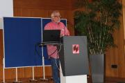 Prof. Dr. Karl-Heinz Sahmel bei seinem Einführungsvortrag zum Tagungsthema „Vergangenheit, Gegenwart und Zukunft der Pflegepädagogik“ in der Aula der Hochschule Ludwigshafen