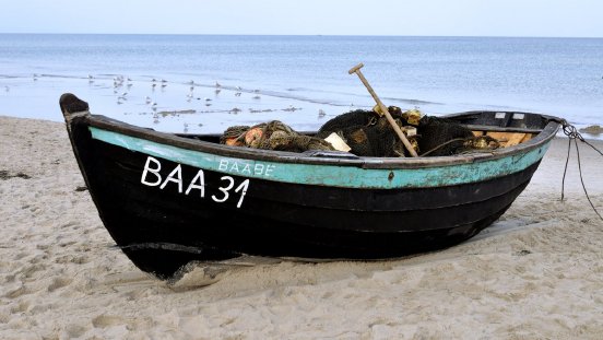 csm_Fischerboot_am_Strand_in_Baabe____Fishing_boat_on_beach_in_Baabe_3e812ed8d5.jpg