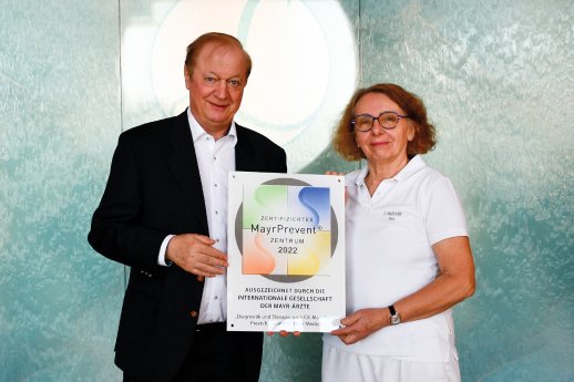 Verleihung MayrPrevent®-Siegel an Gastgeber Johann Haberl und F.X. Mayr Ärztin Dr. Karin Grün (H.jpg