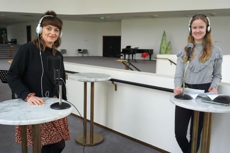 Start für den Podcast des Aalto-Theaters: In der ersten Episode unterhält sich Lea Röhrig (r.) aus der Presse- und Öffentlichkeitsarbeit mit Kostümassistentin Amelie Albrecht (l.)