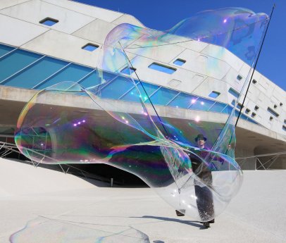 Riesenseifenblasen von Björn Böttcher vor dem phaeno Foto Matthias Leitzke.JPG