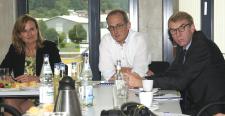 Staatssekretärin Karin Schütz, Geschäftsführer Frank Bechle und Präsident Harald Herrmann (v.li.n.re.) beim Informationsgespräch über 