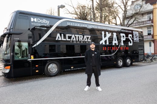 HAPS_Ekrem_Engizek_Luebeck_vor_HAPS_Bus.JPG