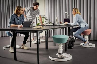 Neben kleinen Bewegungsimpulsen wie Spaziergängen in Pausen oder mit dem Rad zur Arbeit zu kommen, sorgt dynamisches Sitzen für mehr Bewegung im Büro. Aktiv-Stühle mit beweglichen Sitzflächen fördern automatisch unbewusste Haltungswechsel. / Bild: aeris/ AGR