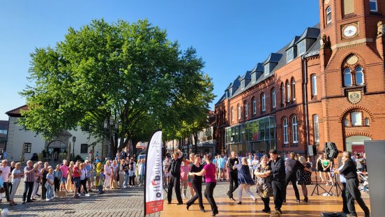 Lange Nacht_SMTG_verschiedenste Akteure auf den Bühnen.jpg