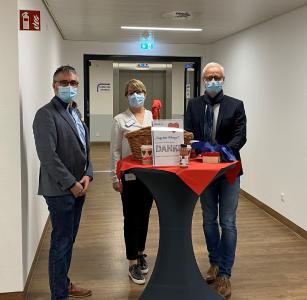 Prof. Dr. Nawid Khaladj (medizinischer Geschäftsführer), Manuela Dietz (Pflegedienstleitung) und Clemens Maurer (Geschäftsführer) bei der Übergabe von Smoothies und Schokoherzen an die Pflegekräfte