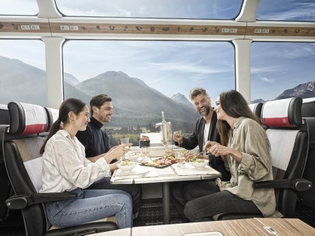 Blick-aus-dem-Fenster-im-neuen-zweiten-Klasse-Wagen-Glacier-Express_Credit_Glacier-Express-AG_St.jpg