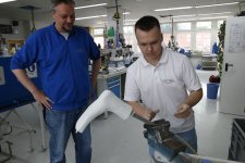 Produktionsleiter Sebastian Hannen (links im Bild) ist beim Sanitätshaus Fuchs & Möller auch für die Azubis zuständig. Derzeit lernen dort sechs junge Leute in der Produktion. Zum Ausbildungsstart im Herbst beginnen drei weitere ihre Lehrzeit. / Foto: Handwerkskammer