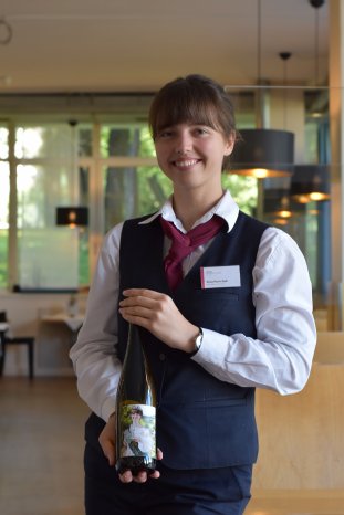 Roksolana Hlynchak mit ihrem Prinzessinnenwein vom Thüringer Weingut Bad Sulza_Petra Lulei.JPG