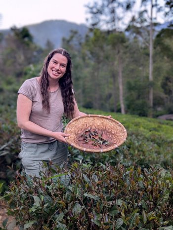 JL auf Teeplantage bei Ella_PXL_20250625_115911714.PORTRAIT.jpg