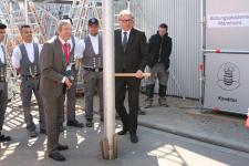 Mannheims Oberbürgermeister Dr. Peter Kurz (rechts) und der Präsident der Handwerkskammer Mannheim Rhein-Neckar-Odenwald, Alois Jöst, (links) setzen gemeinsam den Maibaum für den Maimarkt 2017, Bild: Handwerkskammer Mannheim-Rhein-Neckar-Odenwald