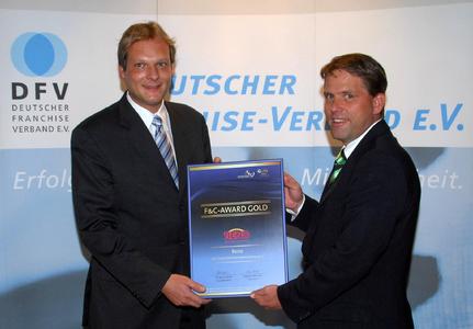 v.l.n.r.: Dr. Martin Ahlert (F&C) übergibt den F&C AWARD GOLD an Dr. Matthias Händle (Hamm-Reno-Group)