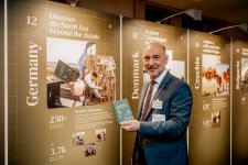 TANO-Geschäftsführer Mario Schiefelbein bei der Eröffnung der Ausstellung „Tourism for Europe, Europe for Tourism“ im Europäischen Parlament in Brüssel: Der von der Tourismus-Agentur Nordsee GmbH initiierte Nordsee-Reisepass wird dort als einziges deutsches Beispiel für regenerativen Tourismus präsentiert. / Nachweis: PIXELSHAKE SPRL