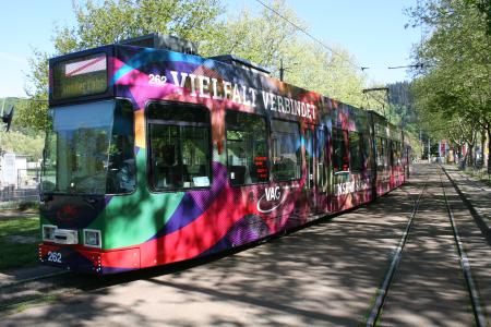 VAG stellt Stadtbahn zur "Vielfaltskampagne" vor