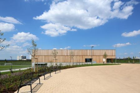 Rubner Holzbau: Dreifeld-Sporthalle in Frankfurt-Preungesheim - Schmuckstück aus Holz mit Skylineblick