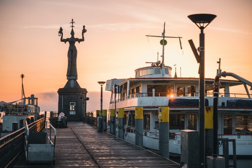 Konstanz-Hafen-Imperia-Steg-Schiff-Sonnenaufgang-07_Copyright_MTK-Christoph-Partsch.jpg