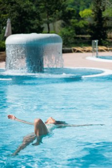 Heilwasser baden I (c) Bayer. Staatsbad Bad Kissingen GmbH.jpg