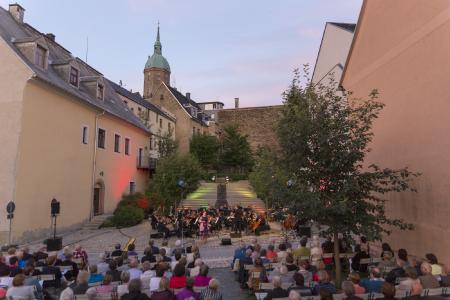 "Sommertanz" mit der Erzgebirgischen Philharmonie Aue an der St.-Annenkirche / Foto Sebastian Paul