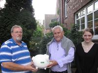 von links nach rechts: Horst Rohwer, ehrenamtlicher Gruppenleiter beim Blauen Kreuz, Novitas BKK-Vorstand Reiner Geisler und Jacqueline Gebhardt, Mitglied der Jugendgruppe