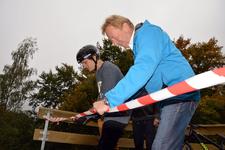Kay Preißinger (re.) schnitt mit Tobi Wrobel (li.) das Band zu der Rampe durch.