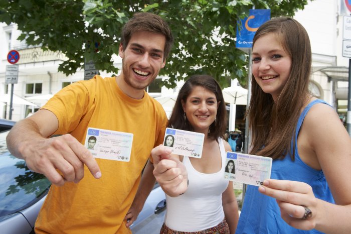 Fahranfänger_mit_Führerschein.jpg