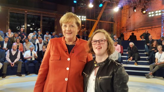 BOBBY-2017-Natalie-Dedreux-mit-Bundeskanzlerin-Angela-Merkel-Foto-Michaela-Dedreux.jpg