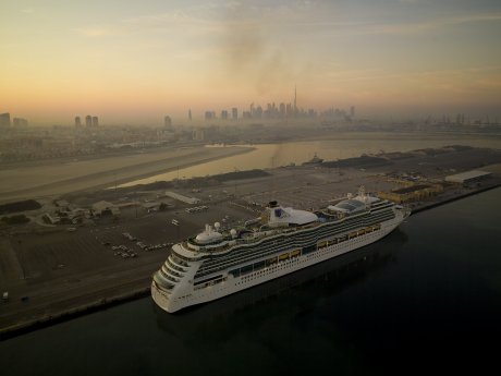 Brilliance of the Seas im Heimathafen Dubai.jpg