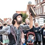 Straßenkunst unter freiem Himmel: Das Rathaus wird auf Juist zur Bühne für internationale Künstler, wenn vier verschiedene internationale Acts beeindruckende Performances zeigen und Stunts Open-Air vollführen (Foto: Julia Findeisen).