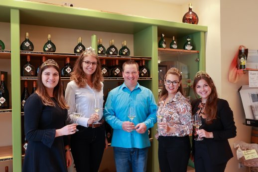 Deutsche Weinhoheiten beim Weingut Höfling.jpg