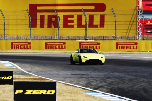 8-F1TM_Pirelli_Hot_Laps.jpg